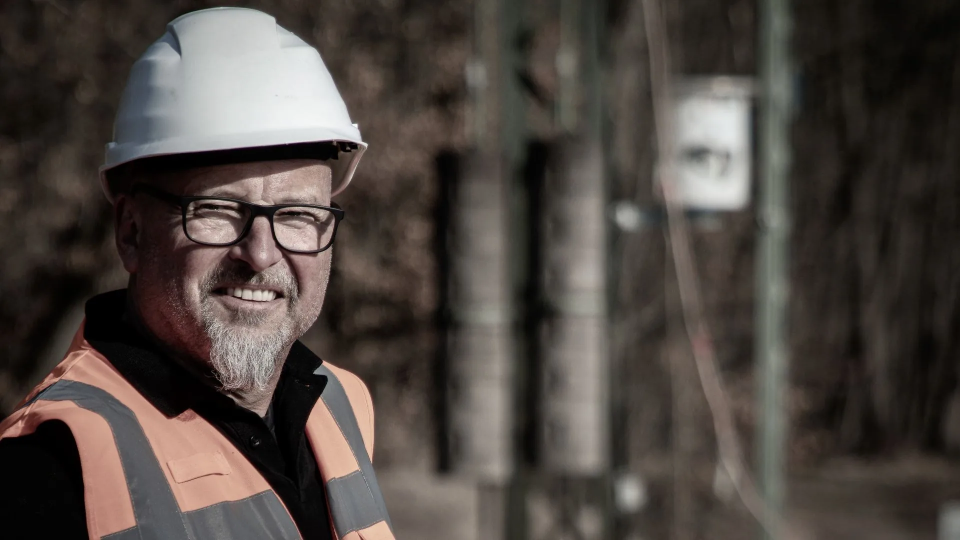Thomas Wolf, Geschaeftsfuehrer der Wolf.ING GmbH, Portrait mit Helm und Warnweste