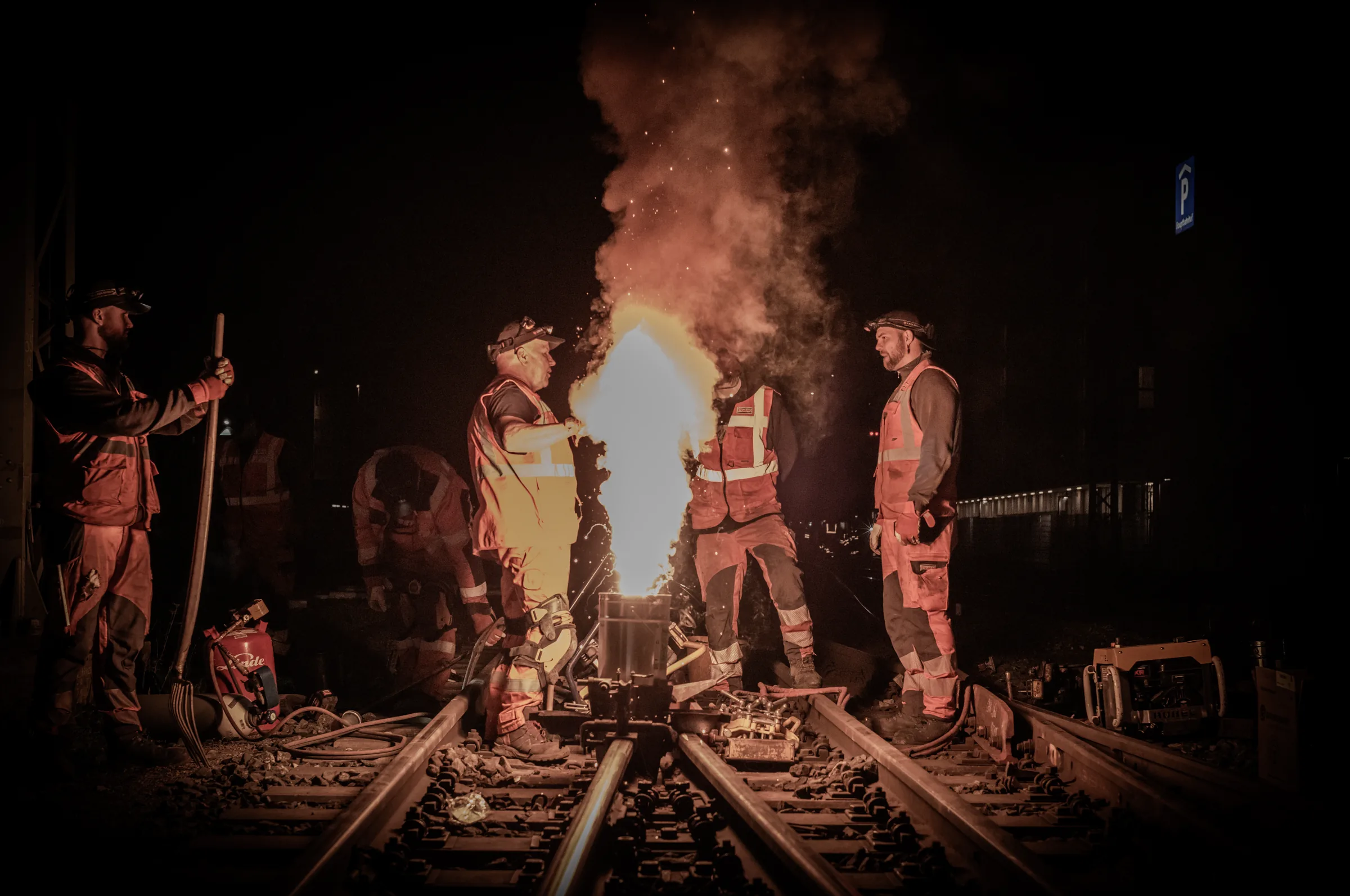 Aluminothermische Schienenschweissung mit hoher Flamme bei Nacht