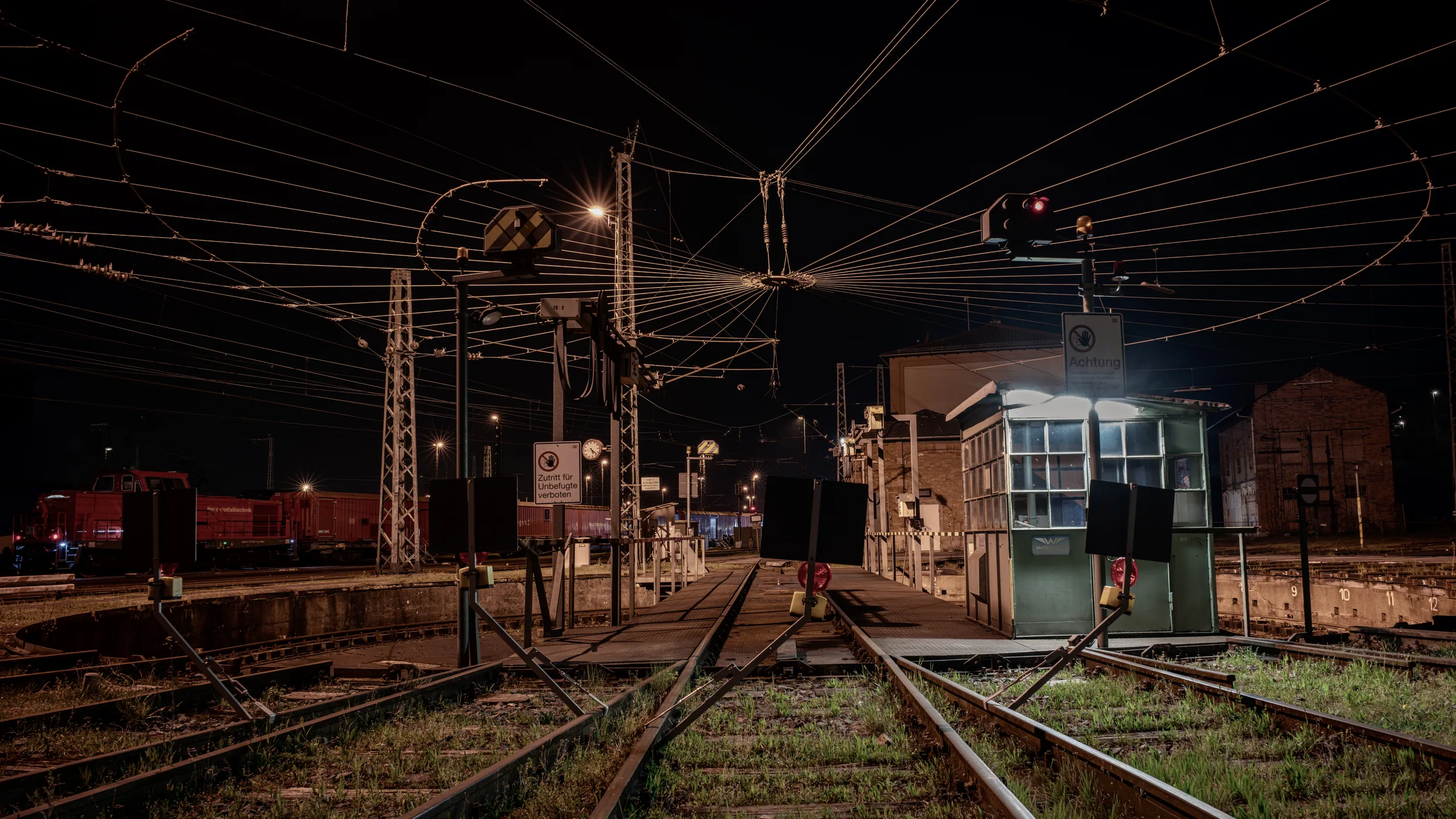 Bahnhof Wuerzburg Weichenbereich bei Nacht mit Stellwerk und Oberleitung